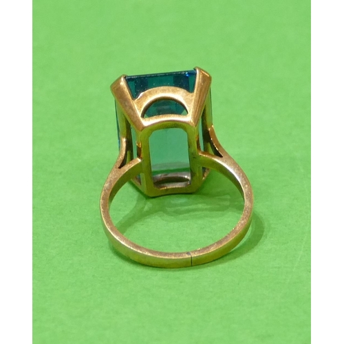 639 - A 9ct Gold Ladies Rectangular Shaped Ring set with pale blue stone, size P, 5.1g gross.