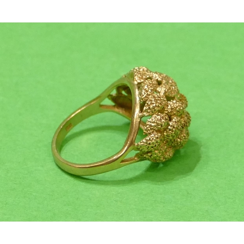 640 - A 9ct Gold Ladies Cluster Ring having pierced decoration, size M, 5g.