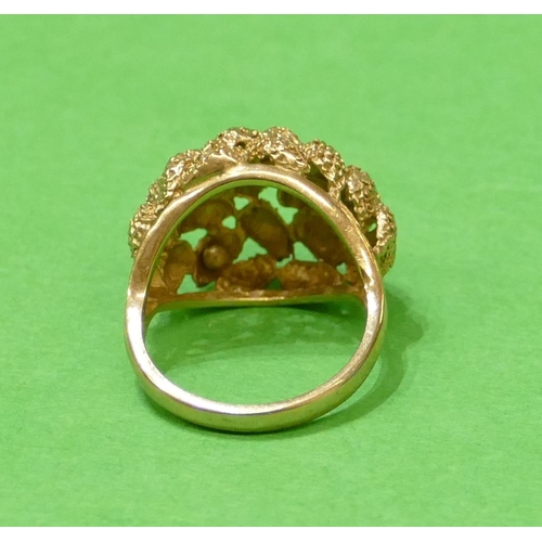 640 - A 9ct Gold Ladies Cluster Ring having pierced decoration, size M, 5g.