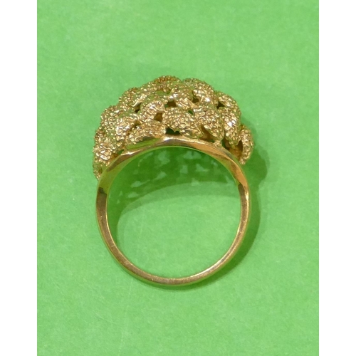 640 - A 9ct Gold Ladies Cluster Ring having pierced decoration, size M, 5g.