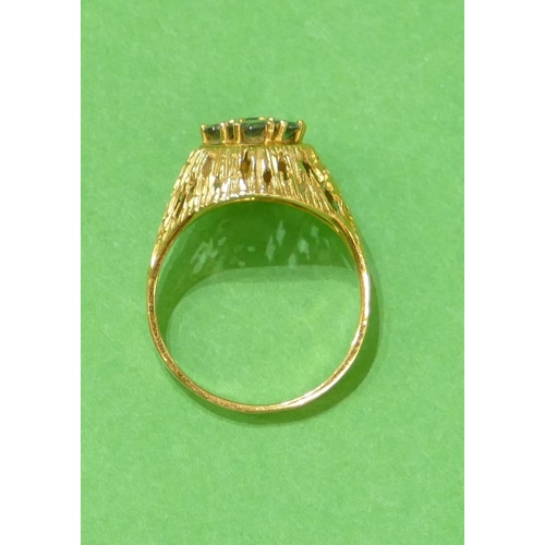 649 - An 18ct Gold Ladies Ring set with circle of 7 green stones, size O/P, 4g gross.