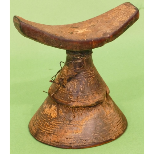 800 - An African Headrest on round sweeping base, 16cm high.