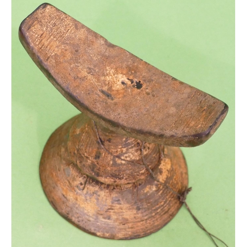 800 - An African Headrest on round sweeping base, 16cm high.