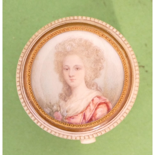 804 - A Georgian Cylindrical Patch Box depicting circular shoulder length portrait of a young lady, in hin... 