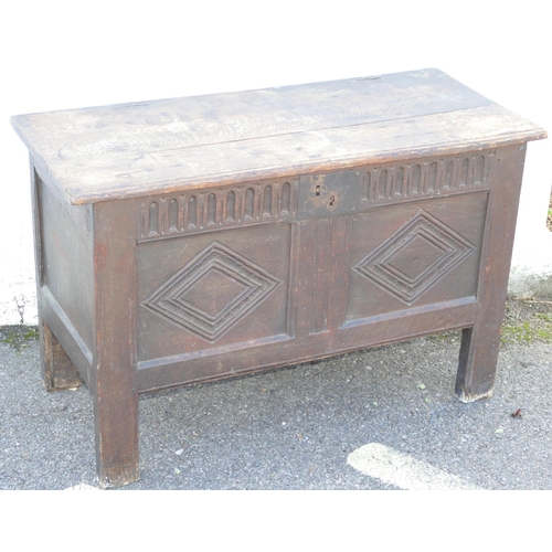 891 - A 17/18th Century Oak Coffer having double panelled front, with thumb pattern decoration, hinge lid ... 