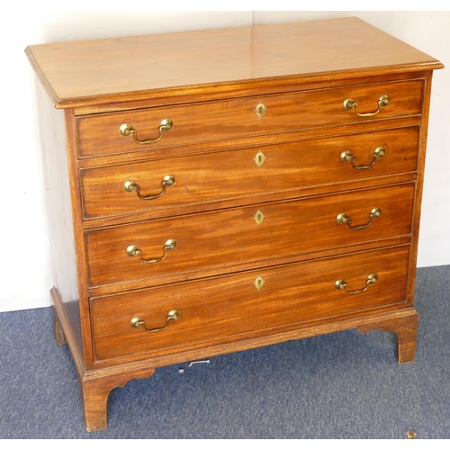 894 - A George III Mahogany Straight Front Oak Lined Chest of Drawers, having 4 long graduated drawers wit... 