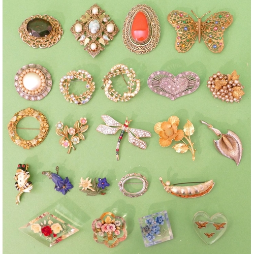 442 - A Quantity of Various Costume Brooches.