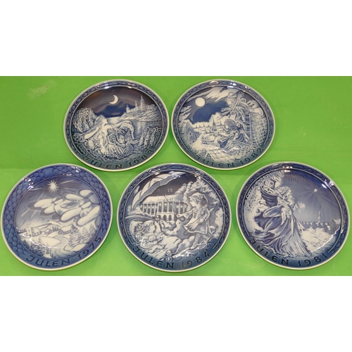 132 - 5 x Grande Kobenhavn, Denmark Limited Edition Year Plates on blue and white ground (5).