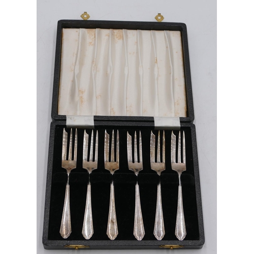 261 - A set of 6 Birmingham silver cake forks in fitted black leather case 3.3oz