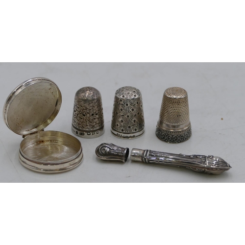 267 - 3 silver thimbles, a silver round plain pillbox with hinge lid and a silver needle case with cover (... 