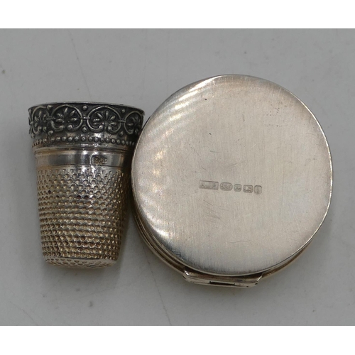 267 - 3 silver thimbles, a silver round plain pillbox with hinge lid and a silver needle case with cover (... 