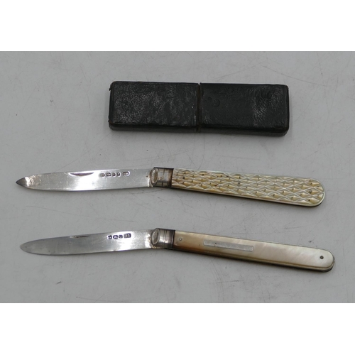 377 - A Victorian silver fruit penknife with Mother of Pearl handle and leather carrying case and a Sheffi... 