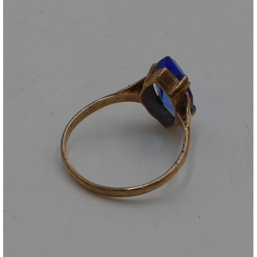 430 - A 9ct gold ladies ring set with blue stone, size P, 2 grams gross.