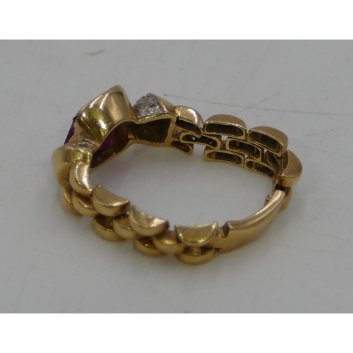 460 - An 18ct gold linked ring set with centre red stone and flanked by clear stones, size R/S, 5.3 grams ... 