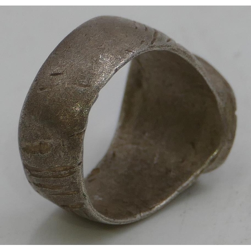 476 - A silvered Roman style signet ring with engraved inscription to top, size O.