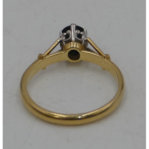 483 - 18ct gold ladies ring set with single sapphire, Size O/P