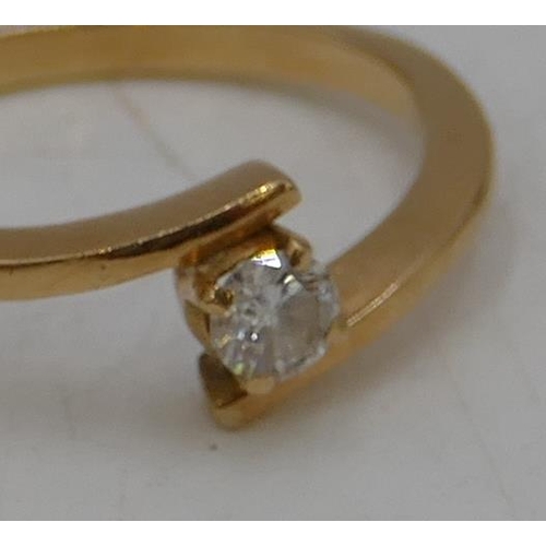 485 - An 18ct gold small solitaire diamond ring, approx. 0.20ct, Size N/O