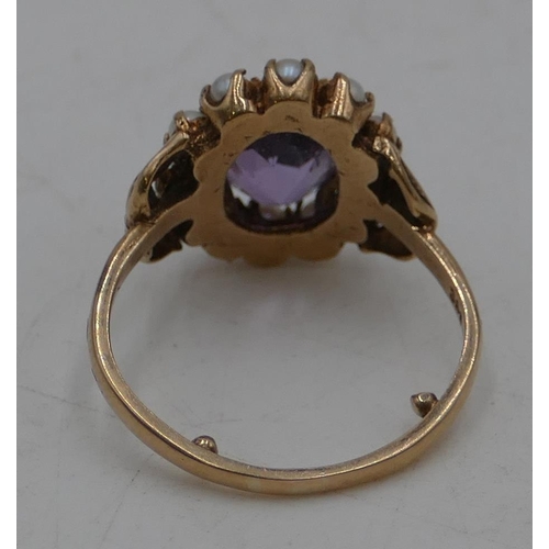 486 - A 9ct gold ladies cluster ring set with centre amethyst, surrounded by small cultured pearls, Size Q