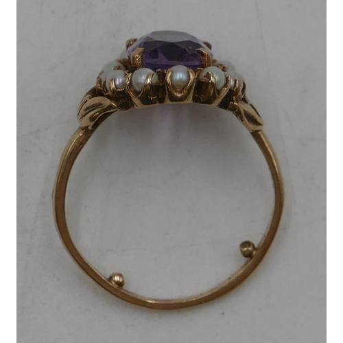 486 - A 9ct gold ladies cluster ring set with centre amethyst, surrounded by small cultured pearls, Size Q