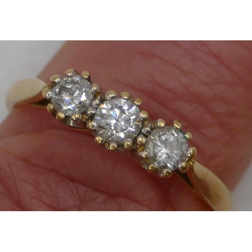 488 - An 18ct gold ladies 3 stone diamond ring, Size P