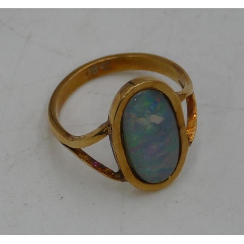 505 - A 18ct gold oval opal ring, size I, 3.5g