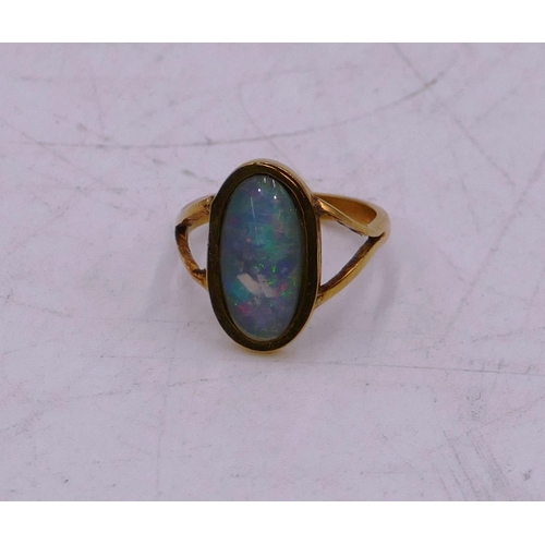 505 - A 18ct gold oval opal ring, size I, 3.5g