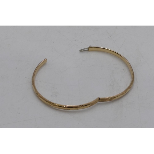 509 - A gold hinged bangle, 3.5g