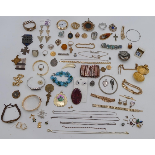 512 - A quantity of various costume and other jewellery.