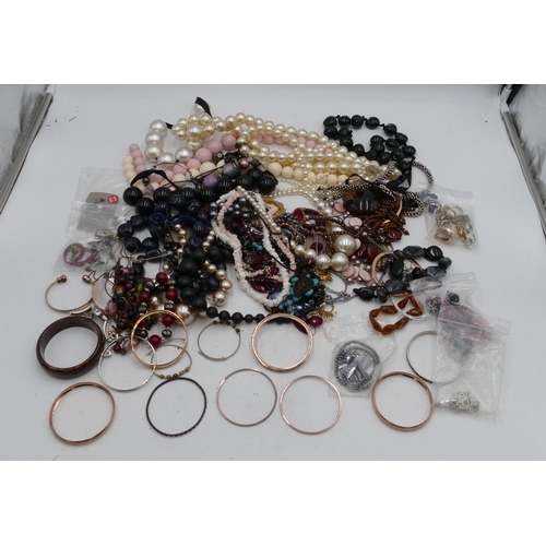 513 - A quantity of various costume jewellery, bead necklaces, bangles, rings etc.