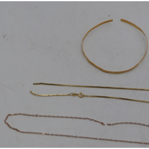 521 - A gold bangle (cut), a 9ct gold box linked chain (1 link a/f) and a 9ct gold chain (a/f), 12.8 grams... 