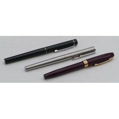 529 - A red Sheaffer fountain pen, a modern Parker fountain pen and another Sheaffer fountain pen. (3)