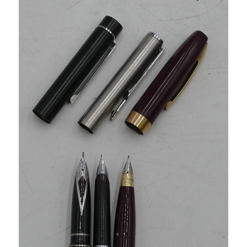 529 - A red Sheaffer fountain pen, a modern Parker fountain pen and another Sheaffer fountain pen. (3)