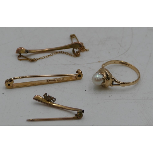 536 - A 9ct gold ladies ring set with solitaire pearl, size O/P, a 9ct gold bar brooch and one other 9ct g... 