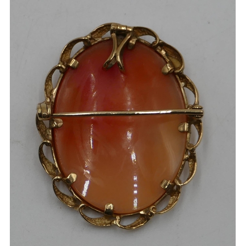 559 - An oval gold cameo brooch/pendant with pierced rim, showing portrait of a lady, 5cm high overall, 9.... 