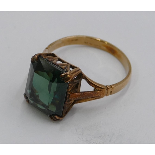 562 - A 9ct gold ladies ring set with rectangular  green cut stone, Size M/N