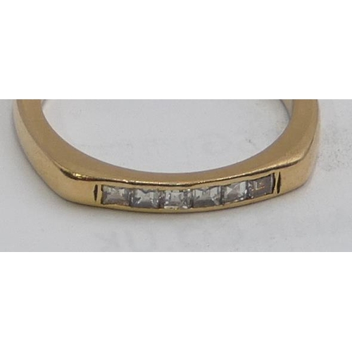 563 - An 18ct gold bulbous square shaped ring set with 6 square cut diamonds, Size N/O. 4.1g