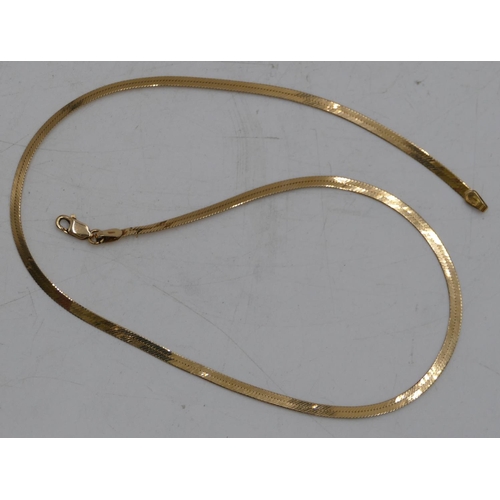 572 - A 9ct gold flat necklace. 40.5cm long. 4.5g