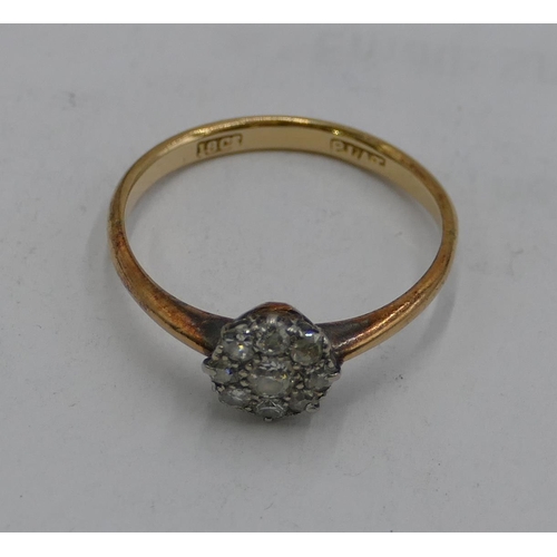 584 - A 18ct gold ladies cluster ring set with centre diamond, approx. 0.10ct, surrounded by 8 smaller dia... 