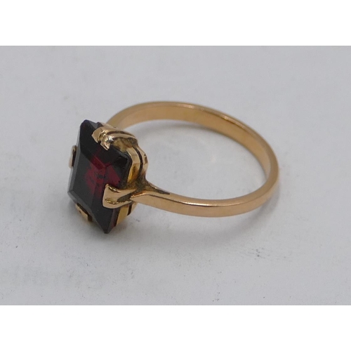 608 - A 9ct gold ladies ring set with rectangular shaped garnet, 
size H, 2.2 grams gross