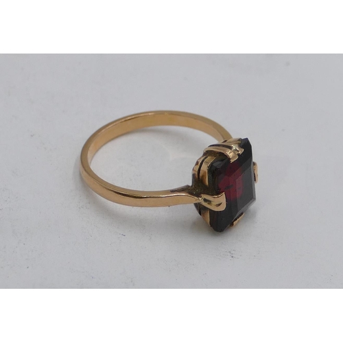 608 - A 9ct gold ladies ring set with rectangular shaped garnet, 
size H, 2.2 grams gross