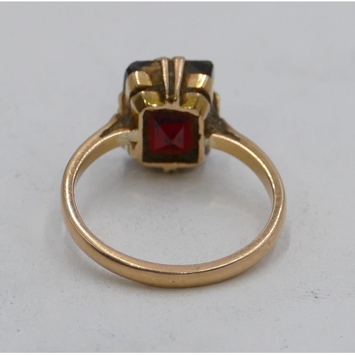 608 - A 9ct gold ladies ring set with rectangular shaped garnet, 
size H, 2.2 grams gross