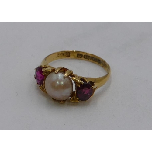 614 - An 18ct gold ladies ring set with centre pearl, flanked by 2 rubies, size K, 3.3 grams gross