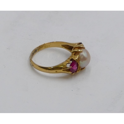 614 - An 18ct gold ladies ring set with centre pearl, flanked by 2 rubies, size K, 3.3 grams gross