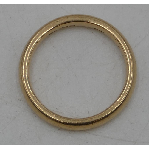 627 - A 9ct gold wedding ring, size M, 3.3g