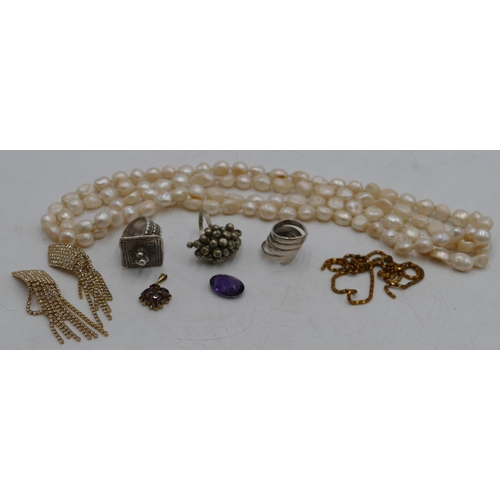 633 - A cultured pearl necklace, 1m 18cm long, 2 silver rings and a quantity of various other jewellery