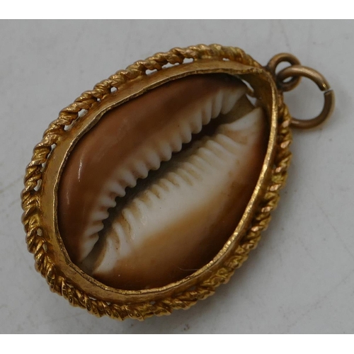 636 - A seashell pendant in gold mount, 3.3cm high