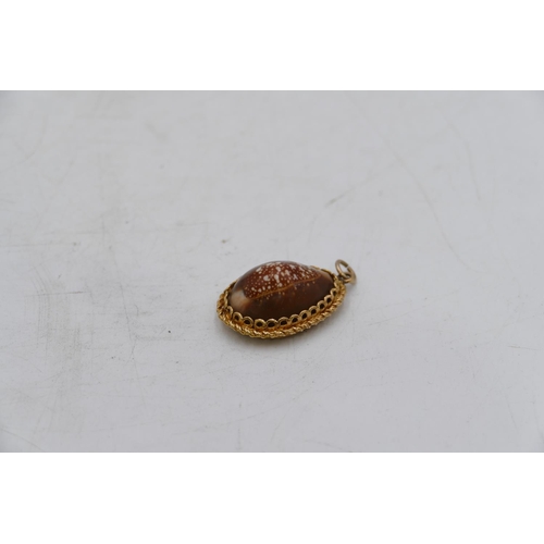 636 - A seashell pendant in gold mount, 3.3cm high