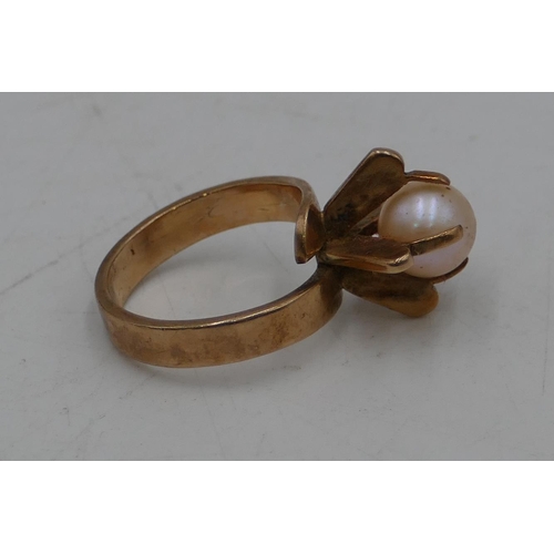 640 - A Continental ladies gold ring set with a single pearl, size M, 5.6 grams gross