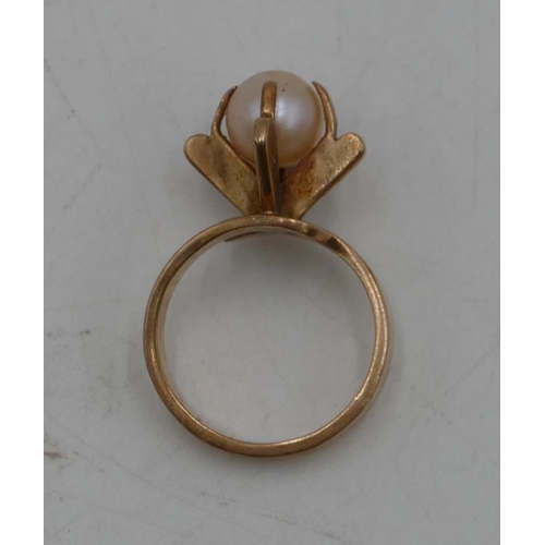 640 - A Continental ladies gold ring set with a single pearl, size M, 5.6 grams gross