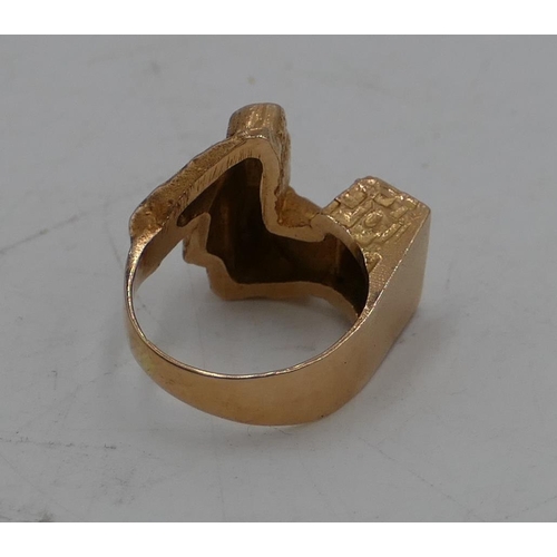 645 - A 14ct gold nugget shaped ring, size L/M, 8g